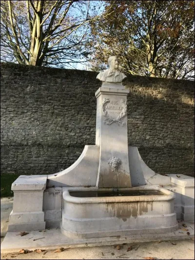 En 1913 le journaliste Paul Birault invita bon nombre d'hommes politiques à l'inauguration du buste d'Hégésipe Simon (poète virtuel). Dans quelle ville leur donna-t-il rendez-vous ?