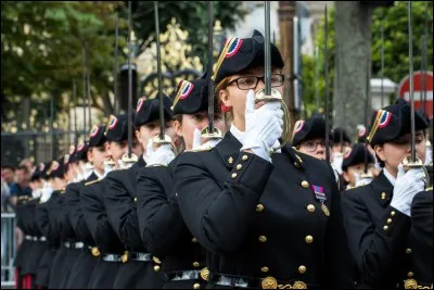 Après la 1re Guerre mondiale, dans quelle école prestigieuse fut organisée une quête en faveur de la famille du Soldat inconnu ?