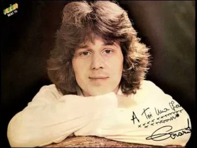 À qui chantait-il "Tu avais à peine 15 ans, tes cheveux portaient des rubans" ?