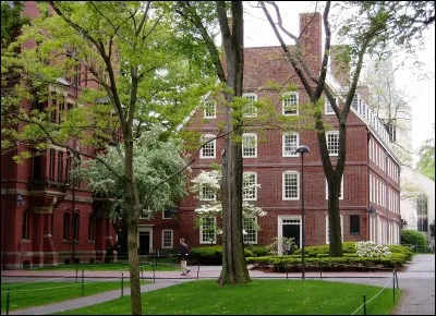 Dans quelle ville du Massachusetts se trouve l'universit&eacute; Harvard ?