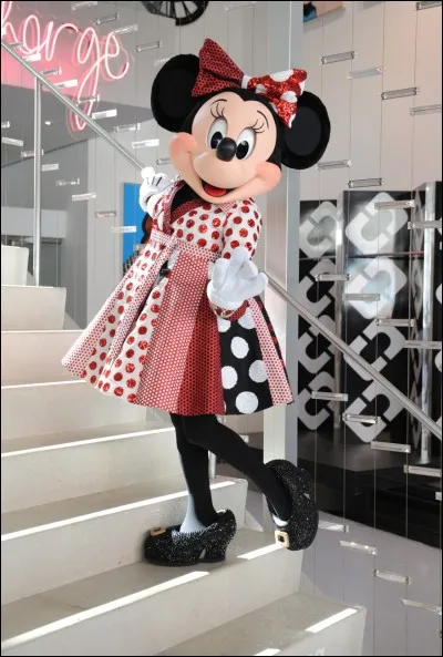 Observez bien l'illustration ! Revêtue d'une robe de la couturière Ira de Fürstenberg (si, si), Minnie va donc chez sa grande copine, qui est... ?