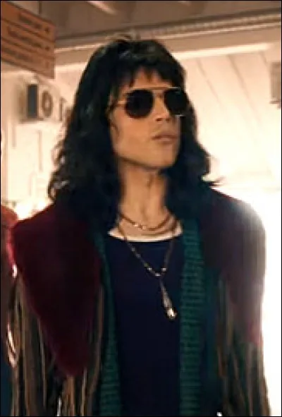 Pour parler de l'acteur principal, dont la prestation en Freddie Mercury a été époustouflante, quelles sont les différences physiques dont il souffre par rapport à la star du groupe Queen ?