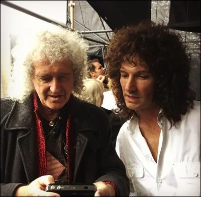 Le film fait comprendre que Brian May a l'idée de composer un morceau qui ferait participer le public (le tube "We will rock you" n°1 en France à l'époque) et qui situe la génèse de ce tube au début des années 80, à l'époque où le groupe de Freddie écumait les grands stades d'Amérique du Sud. Est-ce vrai ?