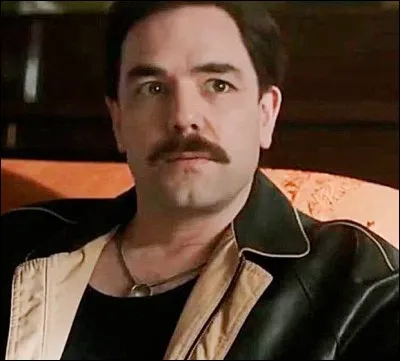 Le film raconte que le dernier amant de Freddie Mercury, Jim Hutton était serveur. Est-ce vrai ?