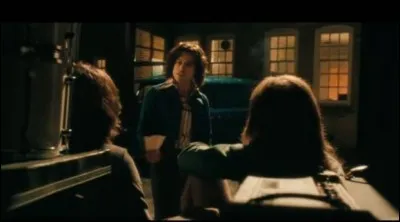 Au début du film, la chanson de Queen, "Doing all right" est interprétée par le groupe Smile qui réunissait Roger Taylor, Brian May et le chanteur Tim Staffel, alors sur le départ. Avait-t-elle été composée par Smile ?