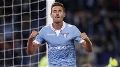 Le footballeur Miroslav Klose est né à Opole en Pologne le 9 juin. Émigré en Allemagne, son père prit la nationalité allemande à l'âge de neuf ans. Il débuta sa carrière professionnelle au FC 08 Hombourg/Saar en 1998 puis évolua au FC Kaiserslautern, au Werder Brême et au Bayern de Munich. Dans quelle équipe italienne termina-t-il sa carrière en 2016 ? (Le maillot est un indice.)