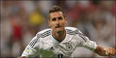 En 2002, Miroslav Klose connut sa première sélection dans l'équipe allemande dont il devint le meilleur buteur avec 71 buts. Après sa retraite internationale en 2014 et le record de quatre demi-finales disputées en Coupe du monde, il en est le meilleur buteur. Combien de buts a-t-il inscrits dans cette compétition ?