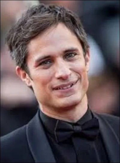 Ayant tourné dans ''Amours chiennes'' en 2000 et ''La Mauvaise Éducation'' en 2004, Gael García Bernal est un acteur de cinéma, de théâtre et de télévision et aussi un réalisateur né au Mexique le 30 novembre. Au festival de Cannes, en 2003, il reçut le Trophée Chopard qui récompense depuis 2001 la révélation masculine et féminine de l'année. Quel objet doré symbolise ce prix ?