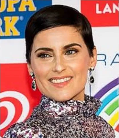 Née le 2 décembre à Victoria, Nelly Furtado est une auteure-compositrice-interprète et actrice. On lui doit ''I'm Like a Bird'' en 2001, ''All Good Things'' en 2006 et ''Big Hoops (Bigger the Better)'' en 2012. Elle a joué dans ''Roswell'' en 2001 et ''Max Payne'' en 2012. De quel pays est-elle originaire ?