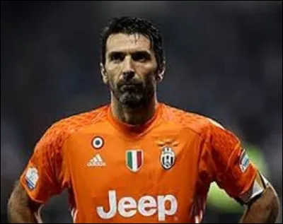 Gianluigi Buffon vit le jour à Carrare en Toscane le 28 janvier. Après 176 sélections en équipe italienne de football, il joue depuis 2018 au Paris Saint-Germain. Dans quel club italien n'a-t-il jamais évolué ?