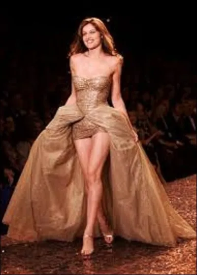 En 2012, Laetitia Casta fut nommée chevalier des Arts et des Lettres. En 2016, elle présenta ''En moi'', son premier court métrage qui obtint le prix Découverte Leica Ciné à la Semaine de la critique au festival de Cannes. Quel styliste et grand couturier l'a fait débuter dans le mannequinat à l'âge de 15 ans ?