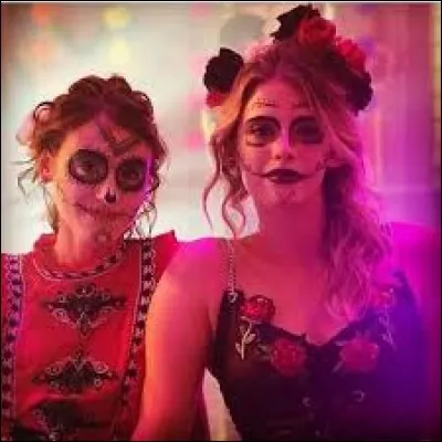 Qui est la fille à droite sur la photo ?