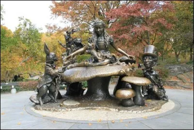 Dans quelle grande ville se trouve cette sculpture appelée "Alice in Wonderland" ?