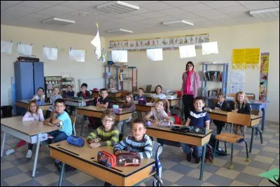 Ton voisin de table n'arrête pas de faire du bruit avec son stylo, tu...