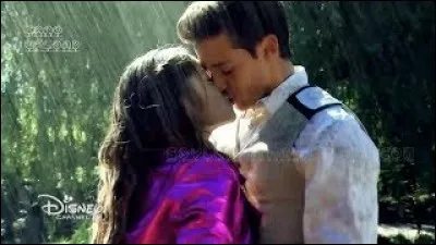 Matteo est inconscient et imagine que Luna voit la vidéo et qu'ils s'embrassent :