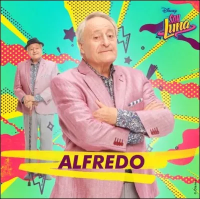 Alfredo voit Maggie et Rey ensemble, et Maggie embrasse Rey :