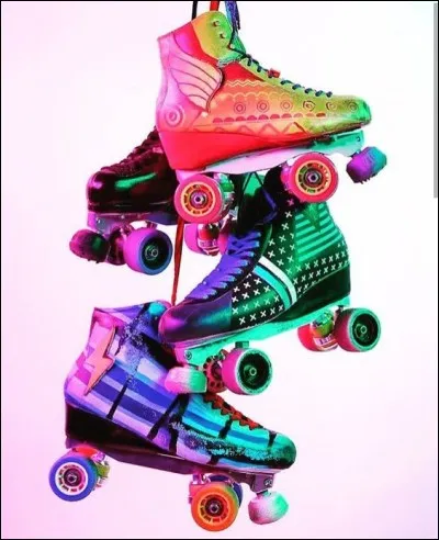 Tous les gens sortent pour voir l'équipe du Jam&Roller patiner :