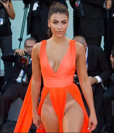 Ceci se passe au Festival de Venise (sauf erreur de légende de la photographie). A la décharge de la jeune "actrice" ici... "vêtue"... elle officie...