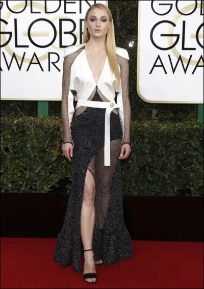 La jeune actrice Sophie Turner s'est fait connaître par la série à succès Game of thrones. La voici à la cérémonie des Golden globes attifée dans un fatras de pièces de tissu et de transparences pourtant signé... ?