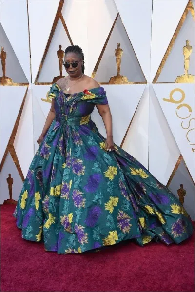 Il est sûr que Whoopi Goldberg n'a pas construit sa réputation sur des tenues de couture... Elle a choisi là un modèle très féminin un peu "tué" toutefois par... ?