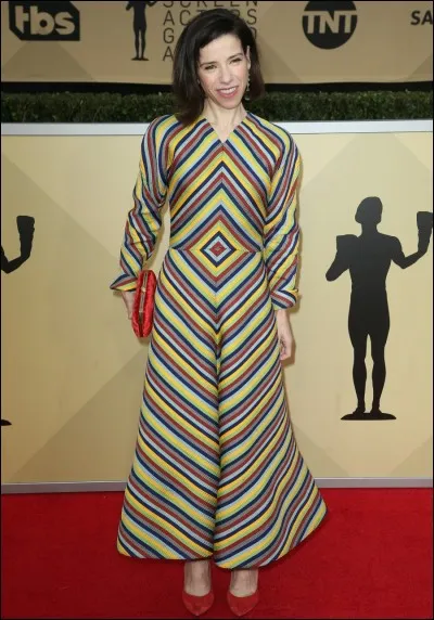 La très bonne actrice britannique Sally Hawkins est une personnalité un peu excentrique... Ce "modèle" qu'elle porte ici n'est pas des plus flatteurs, y compris sur le motif et son placement. Il fait toutefois penser à une célèbre tenue d'un célèbre autre anglais. Qui donc ?