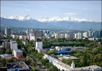 Cette ville d'Asie centrale, plus grande ville du Kazakhstan, située sur les contreforts des monts Trans-Ili Alataou, capitale du pays jusqu'en 1997, c'est :