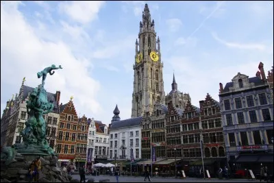 Cette ville portuaire belge, située sur l'Escaut, dont la Grand-Place est bordée par les maisons Renaissance, c'est :