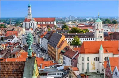 Cette ville allemande de 300 000 habitants, en Bavière, sur la rivière Lech, c'est :