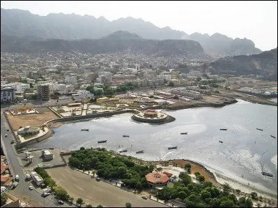 Cette ville portuaire du Yémen, à la la position stratégique sur l'Océan Indien, près du détroit Bab el Mandeb, c'est :