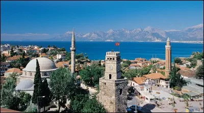 Cette ville de Turquie dans le sud du pays, capitale touristique de la côte méditerranéenne turque, c'est :