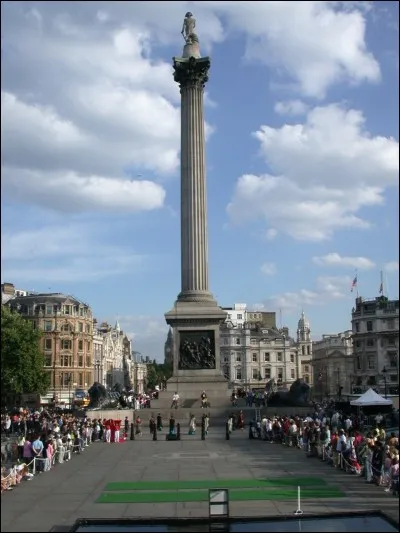 Où se situe la colonne de Nelson à Londres ?