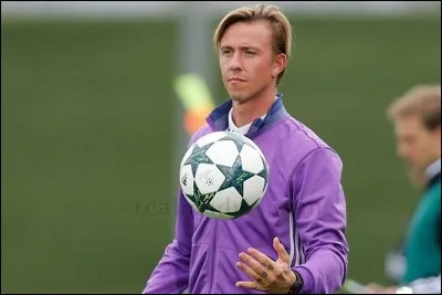 Quel numéro est fortement associé à l'ex-joueur Guti ?