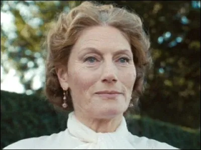 Quel est le nom de l'actrice qui joue le rôle de Lady Ascot dans le film "Alice au pays des merveilles" ?
