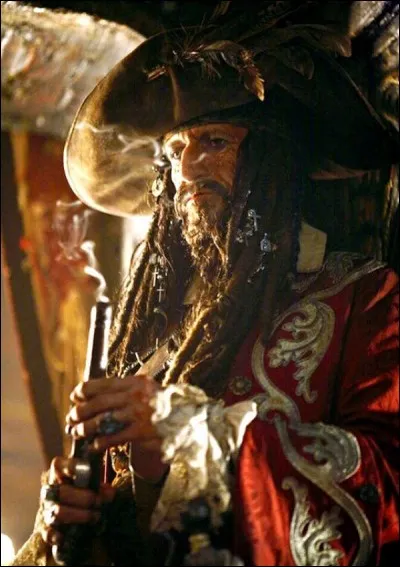 Quel est le nom de l'acteur qui joue le rôle de Teague Sparrow dans la saga "Pirates des Caraïbes" ?