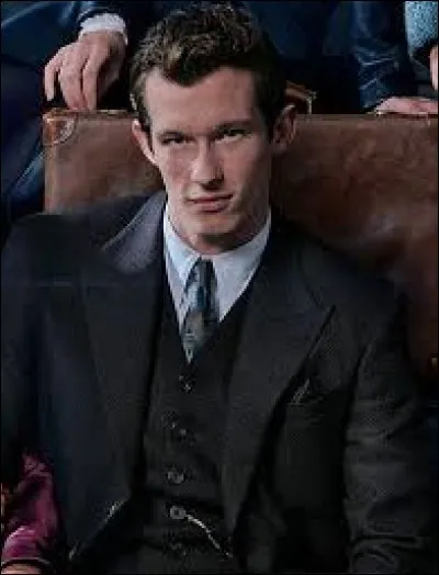 Quel est le nom de l'acteur qui joue le rôle de Thésée Dragonneau dans les films "Les animaux fantastiques" ?