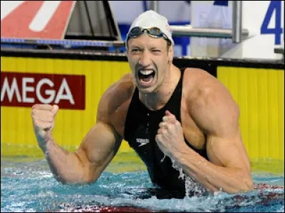 Ce nageur français, né en 1983, est devenu le 14 août 2008, le premier champion olympique français du 100 mètres nage libre en 47 s 21. C'est :