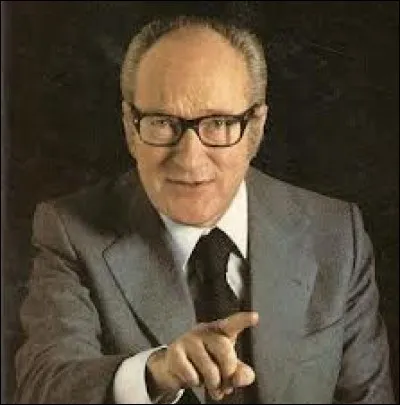 Ce journaliste, écrivain, homme de radio et de télévision (1925-2016) est connu pour ses nombreuses émissions historiques. C'est :