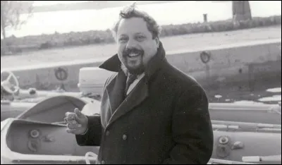 Ce médecin, biologiste (1924-2005) est connu pour sa traversée en solitaire de l'océan Atlantique, de 65 jours, à bord d'un canot pneumatique en 1952, d'où il a tiré des règles de survie en mer. C'est :