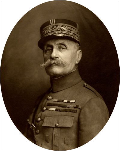 Du 21 mars au 15 juillet 1918, le général allemand Ludendorff lance ses dernières attaques entre Arras et l'Oise. Le 26 mars 1918, quel général français est nommé commandant suprême des armées alliées ?