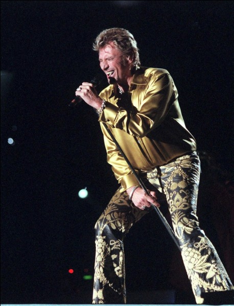 Le 10 juin 2000, Johnny fête ses 40 ans de carrière au pied de la tour Eiffel. Le concert a débuté par le titre "Allumez le feu". Quel titre a-t-il interprété aussitôt ?