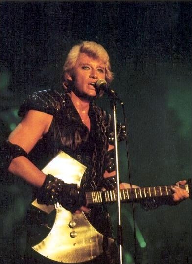 Elle sera utilisée pendant toute la tournée 82-83 (Le survivant) : une guitare, exemplaire unique, en forme de hache. Quelle est la marque de cette guitare ?