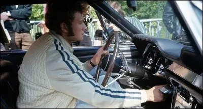 Johnny Hallyday sur l'autodrome de Linas-Montlhéry : il y disputa la coupe de l'Automobile Club d'Île-de-France.
En quelle année ?