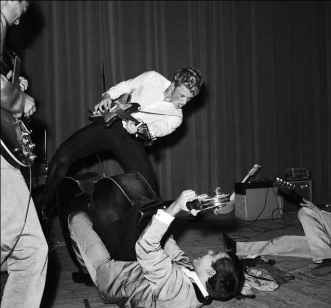"Les guitares jouent", son 10e 33 tours, est enregistré avec son groupe en 1964. Quel nom porte son groupe ?