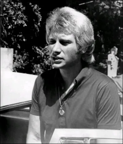 Dans quel pays termine-t-il, contre avis médical, toutes ses représentations avec le pied dans le plâtre ?