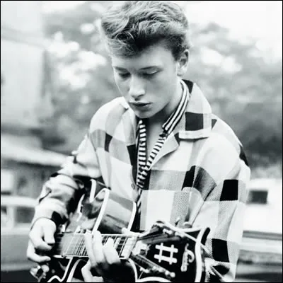 Qui parmi ces personnes le surnomme déjà Johnny avant qu'il l'adopte comme nom de scène ? (Johnny Hallyday)