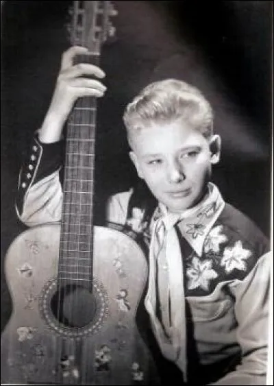 Lors de son passage à l'émission Martin Martine, il chante...