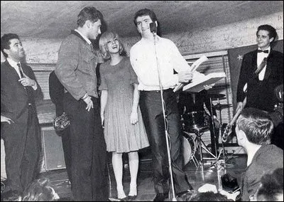 Johnny fréquente un lieu dès 1958, le surnom de celui-ci : 
"Le temple du Rock". Quel est ce lieu ?