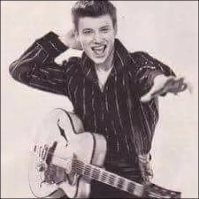 Son premier 45 tours sort le 14 mars 1960, la chanson qu'il interprète est aussi interprétée à la même époque par Dalida. Quel titre porte la chanson ?