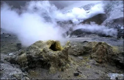 Quel nom porte une émission volcanique gazeuse ?