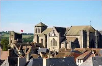 Je vous propose une vue de la collégiale et de la tour du Plô de Saint-Yrieix-la-Perche. Commune de l'ancienne région Limousin, elle se situe dans le département ...